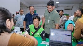 Gubernur Sumatera Utara Muhammad Bobby Afif Nasution meninjau langsung pelaksanaan Cek Kesehatan Gratis bagi mitra Gojek di Kantor Gojek Kompleks CBD Polonia, Medan, Selasa (28/7/2026), guna memastikan layanan berjalan lancar sekaligus menyemangati para pengemudi. Foto: Ist.