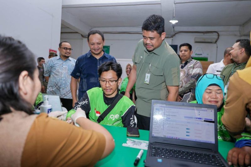 Gubernur Sumatera Utara Muhammad Bobby Afif Nasution meninjau langsung pelaksanaan Cek Kesehatan Gratis bagi mitra Gojek di Kantor Gojek Kompleks CBD Polonia, Medan, Selasa (28/7/2026), guna memastikan layanan berjalan lancar sekaligus menyemangati para pengemudi. Foto: Ist.
