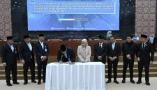 Gubernur Sumatera Utara Muhammad Bobby Afif Nasution bersama Ketua DPRD Sumut Erni Ariyanti menandatangani Keputusan Bersama dalam Rapat Paripurna, Kamis (30/7/2026), menandai kesepakatan Ranperda Pertanggungjawaban Pelaksanaan APBD Sumut Tahun Anggaran 2025. Foto: Ist.