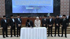 Gubernur Sumatera Utara Muhammad Bobby Afif Nasution bersama Ketua DPRD Sumut Erni Ariyanti menandatangani Keputusan Bersama dalam Rapat Paripurna, Kamis (30/7/2026), menandai kesepakatan Ranperda Pertanggungjawaban Pelaksanaan APBD Sumut Tahun Anggaran 2025. Foto: Ist.