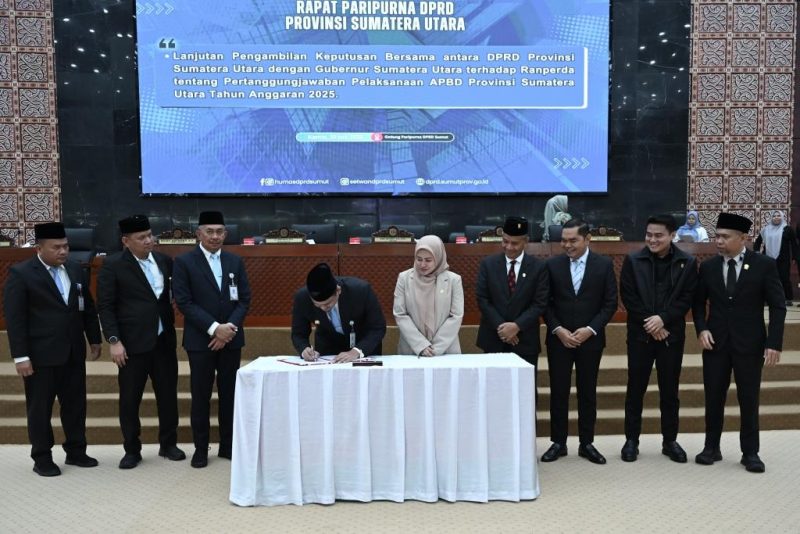 Gubernur Sumatera Utara Muhammad Bobby Afif Nasution bersama Ketua DPRD Sumut Erni Ariyanti menandatangani Keputusan Bersama dalam Rapat Paripurna, Kamis (30/7/2026), menandai kesepakatan Ranperda Pertanggungjawaban Pelaksanaan APBD Sumut Tahun Anggaran 2025. Foto: Ist.