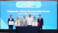 Gubernur Sumstera Utara Muhammad Bobby Afif Nasution foto bersama usai menyaksikan penandatanganan nota kesepahaman (MoU) antara PT Pembangunan Prasarana Sumatera Utara (PPSU) dengan Kedutaan Besar Tiongkok di Jakarta, Kamis (23/7/2026). Foto: Ist.
