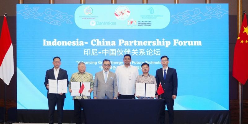 Gubernur Sumstera Utara Muhammad Bobby Afif Nasution foto bersama usai menyaksikan penandatanganan nota kesepahaman (MoU) antara PT Pembangunan Prasarana Sumatera Utara (PPSU) dengan Kedutaan Besar Tiongkok di Jakarta, Kamis (23/7/2026). Foto: Ist.