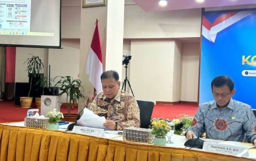 Anggota Komisi Yudisial Bidang Pengawasan Hakim dan Investigasi Abhan Misbah saat memberikan keterangan pers di Gedung KY, Jakarta, Kamis (30/7/2026), mengonfirmasi adanya dugaan pelanggaran kode etik hakim dalam perkara Andrie Yunus dan Nadiem Makarim. Foto: Ist.