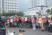 Puluhan perwakilan organisasi wartawan dan aktivis Kamisan berkumpul dalam aksi damai di Pos Blok, Lapangan Merdeka Medan, Kamis (30/7/2026), menyuarakan protes dan meminta Presiden Prabowo Subianto menarik kembali pernyataan soal “Londo Ireng” yang disamakan dengan jurnalis, LSM, dan pengamat, serta meminta permohonan maaf secara terbuka. Foto: Ist.