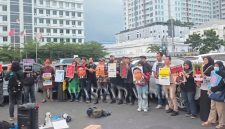 Puluhan perwakilan organisasi wartawan dan aktivis Kamisan berkumpul dalam aksi damai di Pos Blok, Lapangan Merdeka Medan, Kamis (30/7/2026), menyuarakan protes dan meminta Presiden Prabowo Subianto menarik kembali pernyataan soal “Londo Ireng” yang disamakan dengan jurnalis, LSM, dan pengamat, serta meminta permohonan maaf secara terbuka. Foto: Ist.