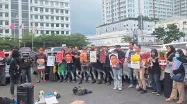 Puluhan perwakilan organisasi wartawan dan aktivis Kamisan berkumpul dalam aksi damai di Pos Blok, Lapangan Merdeka Medan, Kamis (30/7/2026), menyuarakan protes dan meminta Presiden Prabowo Subianto menarik kembali pernyataan soal “Londo Ireng” yang disamakan dengan jurnalis, LSM, dan pengamat, serta meminta permohonan maaf secara terbuka. Foto: Ist.