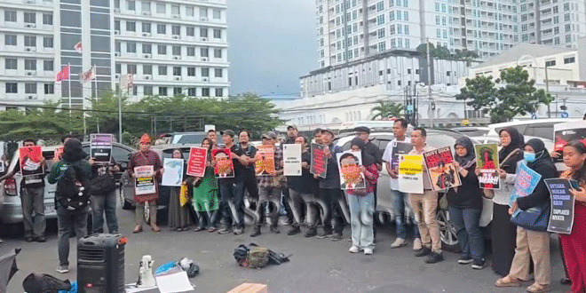 Puluhan perwakilan organisasi wartawan dan aktivis Kamisan berkumpul dalam aksi damai di Pos Blok, Lapangan Merdeka Medan, Kamis (30/7/2026), menyuarakan protes dan meminta Presiden Prabowo Subianto menarik kembali pernyataan soal “Londo Ireng” yang disamakan dengan jurnalis, LSM, dan pengamat, serta meminta permohonan maaf secara terbuka. Foto: Ist.