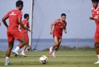 Penyerang Timnas Indonesia, Ragnar Oratmangoen, fokus menjalani sesi latihan bersama rekan-rekannya menjelang pertandingan fase grup Piala AFF 2026. Foto: Ist.