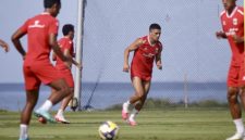 Penyerang Timnas Indonesia, Ragnar Oratmangoen, fokus menjalani sesi latihan bersama rekan-rekannya menjelang pertandingan fase grup Piala AFF 2026. Foto: Ist.
