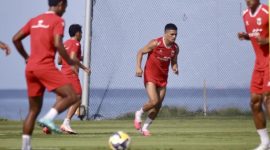 Penyerang Timnas Indonesia, Ragnar Oratmangoen, fokus menjalani sesi latihan bersama rekan-rekannya menjelang pertandingan fase grup Piala AFF 2026. Foto: Ist.