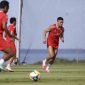 Penyerang Timnas Indonesia, Ragnar Oratmangoen, fokus menjalani sesi latihan bersama rekan-rekannya menjelang pertandingan fase grup Piala AFF 2026. Foto: Ist.