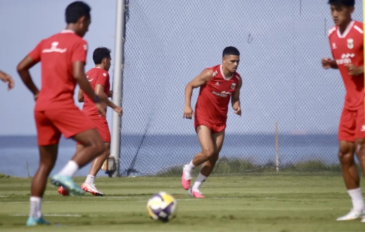 Penyerang Timnas Indonesia, Ragnar Oratmangoen, fokus menjalani sesi latihan bersama rekan-rekannya menjelang pertandingan fase grup Piala AFF 2026. Foto: Ist.