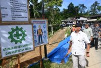 Wakil Gubernur Sumatera Utara, Surya, meninjau lokasi pembangunan infrastruktur penahan tanah di ruas jalan provinsi Miga-Lolowua, Kota Gunungsitoli, Jumat (24/7/2026). Foto: Ist.