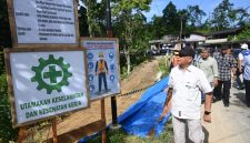 Wakil Gubernur Sumatera Utara, Surya, meninjau lokasi pembangunan infrastruktur penahan tanah di ruas jalan provinsi Miga-Lolowua, Kota Gunungsitoli, Jumat (24/7/2026). Foto: Ist.