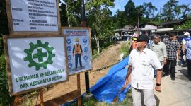 Wakil Gubernur Sumatera Utara, Surya, meninjau lokasi pembangunan infrastruktur penahan tanah di ruas jalan provinsi Miga-Lolowua, Kota Gunungsitoli, Jumat (24/7/2026). Foto: Ist.