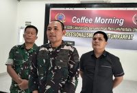 Dandim 0209/LB Hanung Kaptiaji didampingi Dan Unit Intel dan Danramil Aek Kanopan. Foto: GS