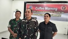 Dandim 0209/LB Hanung Kaptiaji didampingi Dan Unit Intel dan Danramil Aek Kanopan. Foto: GS