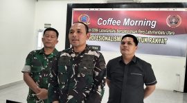 Dandim 0209/LB Hanung Kaptiaji didampingi Dan Unit Intel dan Danramil Aek Kanopan. Foto: GS