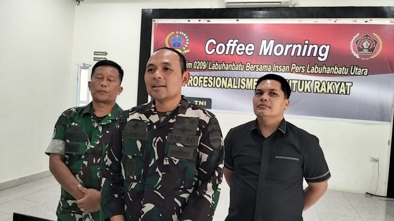 Dandim 0209/LB Hanung Kaptiaji didampingi Dan Unit Intel dan Danramil Aek Kanopan. Foto: GS