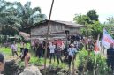 Suasana di lokasi aksi penanaman pohon di kawasan KPH V, Desa Aek Korsik, Kecamatan Aek Kuo, Kabupaten Labuhanbatu Utara, Kamis (2/7/2026). Terlihat sejumlah warga dari Kelompok Masyarakat Desa Aek Korsik Bersatu berkumpul didampingi aparat keamanan, saat terjadi perdebatan terkait status lahan yang diklaim sebagai Hak Guna Usaha (HGU) PT Tor Ganda. Aksi ini memicu konflik agraria karena warga berpendapat areal tersebut sedang dalam proses penyelesaian pelepasan kawasan hutan dan sebagiannya harus tetap dilindungi. Foto: GS