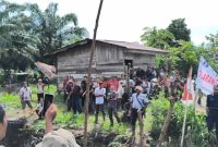 Suasana di lokasi aksi penanaman pohon di kawasan KPH V, Desa Aek Korsik, Kecamatan Aek Kuo, Kabupaten Labuhanbatu Utara, Kamis (2/7/2026). Terlihat sejumlah warga dari Kelompok Masyarakat Desa Aek Korsik Bersatu berkumpul didampingi aparat keamanan, saat terjadi perdebatan terkait status lahan yang diklaim sebagai Hak Guna Usaha (HGU) PT Tor Ganda. Aksi ini memicu konflik agraria karena warga berpendapat areal tersebut sedang dalam proses penyelesaian pelepasan kawasan hutan dan sebagiannya harus tetap dilindungi. Foto: GS