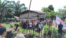 Suasana di lokasi aksi penanaman pohon di kawasan KPH V, Desa Aek Korsik, Kecamatan Aek Kuo, Kabupaten Labuhanbatu Utara, Kamis (2/7/2026). Terlihat sejumlah warga dari Kelompok Masyarakat Desa Aek Korsik Bersatu berkumpul didampingi aparat keamanan, saat terjadi perdebatan terkait status lahan yang diklaim sebagai Hak Guna Usaha (HGU) PT Tor Ganda. Aksi ini memicu konflik agraria karena warga berpendapat areal tersebut sedang dalam proses penyelesaian pelepasan kawasan hutan dan sebagiannya harus tetap dilindungi. Foto: GS