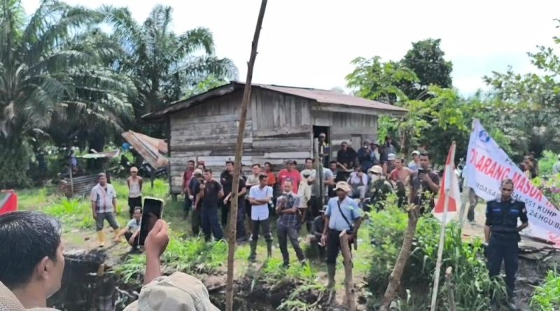 Suasana di lokasi aksi penanaman pohon di kawasan KPH V, Desa Aek Korsik, Kecamatan Aek Kuo, Kabupaten Labuhanbatu Utara, Kamis (2/7/2026). Terlihat sejumlah warga dari Kelompok Masyarakat Desa Aek Korsik Bersatu berkumpul didampingi aparat keamanan, saat terjadi perdebatan terkait status lahan yang diklaim sebagai Hak Guna Usaha (HGU) PT Tor Ganda. Aksi ini memicu konflik agraria karena warga berpendapat areal tersebut sedang dalam proses penyelesaian pelepasan kawasan hutan dan sebagiannya harus tetap dilindungi. Foto: GS