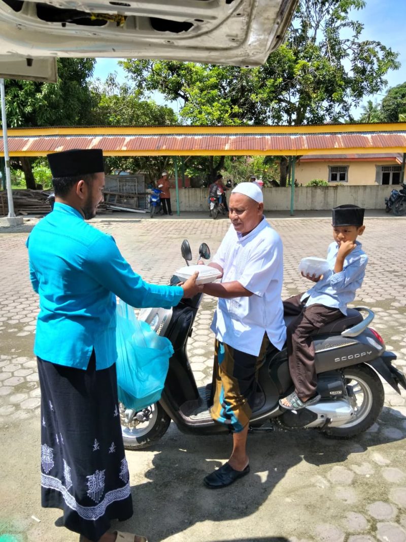 Program sosial Jumat Berkah yang digagas DPD Partai Amanat Nasional (PAN) Labuhanbatu Utara. Foto: GS