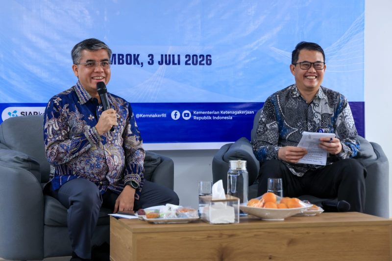 Menteri Ketenagakerjaan Yassierli (kiri) menyampaikan sambutan dan ajakan kepada perusahaan di KEK Mandalika untuk bergabung dalam platform MagangHub, dalam diskusi ketenagakerjaan yang berlangsung di Lombok Tengah, NTB, pada Jumat (3/7/2026). Foto: Ist.