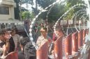 Foto: Aksi mahasiswa Institut Sains dan Teknologi TD Pardede (ISTP) Medan di depan gerbang kampus yang ditutup dan dipasangi kawat berduri, Jumat (3/7/2026).