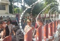 Foto: Aksi mahasiswa Institut Sains dan Teknologi TD Pardede (ISTP) Medan di depan gerbang kampus yang ditutup dan dipasangi kawat berduri, Jumat (3/7/2026).