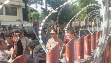 Foto: Aksi mahasiswa Institut Sains dan Teknologi TD Pardede (ISTP) Medan di depan gerbang kampus yang ditutup dan dipasangi kawat berduri, Jumat (3/7/2026).