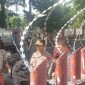 Foto: Aksi mahasiswa Institut Sains dan Teknologi TD Pardede (ISTP) Medan di depan gerbang kampus yang ditutup dan dipasangi kawat berduri, Jumat (3/7/2026).