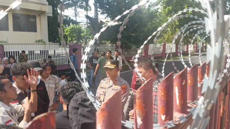 Foto: Aksi mahasiswa Institut Sains dan Teknologi TD Pardede (ISTP) Medan di depan gerbang kampus yang ditutup dan dipasangi kawat berduri, Jumat (3/7/2026).
