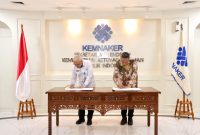 Sekretaris Jenderal Kementerian Ketenagakerjaan (Kemnaker) Cris Kuntadi (kiri) bersama Sekretaris Umum Badan Pengurus Daerah Himpunan Pengusaha Muda Indonesia (BPD HIPMI) Jaya Rangga Derana Niode (kanan) menandatangani Kesepahaman Bersama di ruang kerja Kemnaker, Jakarta, Rabu (8/7/2026). Foto: Ist.