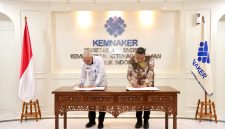 Sekretaris Jenderal Kementerian Ketenagakerjaan (Kemnaker) Cris Kuntadi (kiri) bersama Sekretaris Umum Badan Pengurus Daerah Himpunan Pengusaha Muda Indonesia (BPD HIPMI) Jaya Rangga Derana Niode (kanan) menandatangani Kesepahaman Bersama di ruang kerja Kemnaker, Jakarta, Rabu (8/7/2026). Foto: Ist.