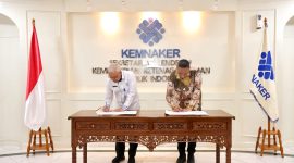 Sekretaris Jenderal Kementerian Ketenagakerjaan (Kemnaker) Cris Kuntadi (kiri) bersama Sekretaris Umum Badan Pengurus Daerah Himpunan Pengusaha Muda Indonesia (BPD HIPMI) Jaya Rangga Derana Niode (kanan) menandatangani Kesepahaman Bersama di ruang kerja Kemnaker, Jakarta, Rabu (8/7/2026). Foto: Ist.