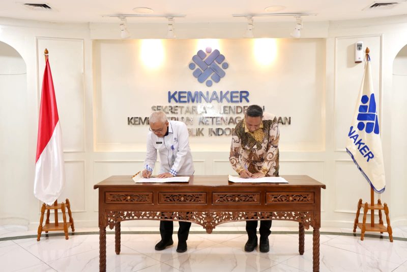 Sekretaris Jenderal Kementerian Ketenagakerjaan (Kemnaker) Cris Kuntadi (kiri) bersama Sekretaris Umum Badan Pengurus Daerah Himpunan Pengusaha Muda Indonesia (BPD HIPMI) Jaya Rangga Derana Niode (kanan) menandatangani Kesepahaman Bersama di ruang kerja Kemnaker, Jakarta, Rabu (8/7/2026). Foto: Ist.