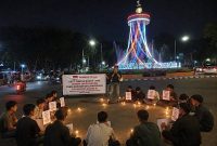 Foto: Mahasiswa BEM Nusantara Jambi gelar aksi damai nyalakan lilin di Tugu Keris Siginjai, mendesak pengusutan tuntas kasus korupsi besar tanpa pandang kedudukan.