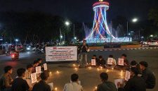 Foto: Mahasiswa BEM Nusantara Jambi gelar aksi damai nyalakan lilin di Tugu Keris Siginjai, mendesak pengusutan tuntas kasus korupsi besar tanpa pandang kedudukan.