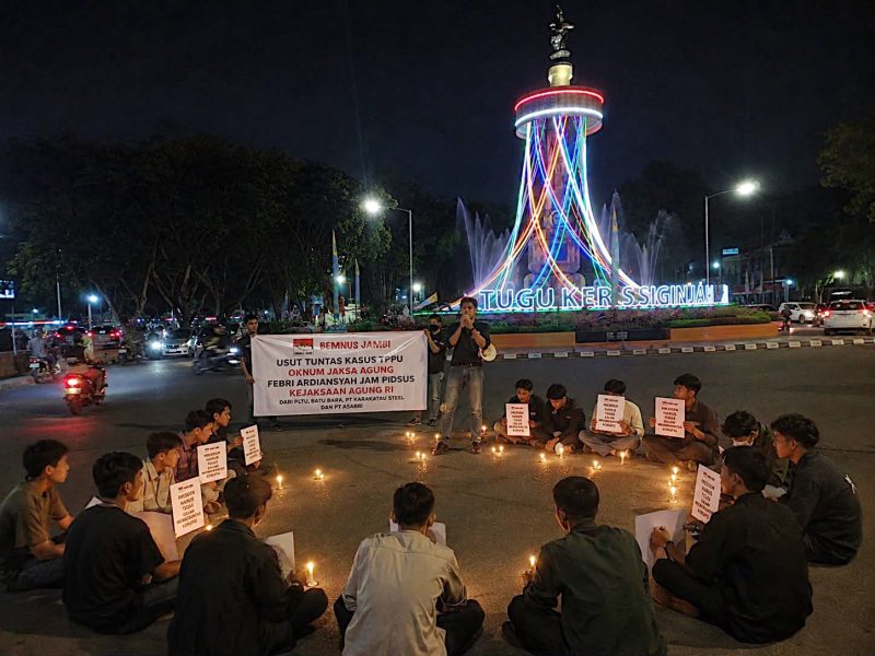 Foto: Mahasiswa BEM Nusantara Jambi gelar aksi damai nyalakan lilin di Tugu Keris Siginjai, mendesak pengusutan tuntas kasus korupsi besar tanpa pandang kedudukan.