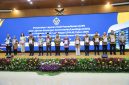 Wakil Menteri Ketenagakerjaan Afriansyah Noor bersama sejumlah pimpinan kementerian dan lembaga menunjukkan dokumen Laporan Hasil Pemeriksaan (LHP) usai acara penyerahan resmi oleh Badan Pemeriksa Keuangan (BPK) di Jakarta, Kamis (16/7/2026). Foto: Ist.