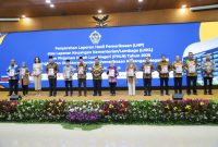Wakil Menteri Ketenagakerjaan Afriansyah Noor bersama sejumlah pimpinan kementerian dan lembaga menunjukkan dokumen Laporan Hasil Pemeriksaan (LHP) usai acara penyerahan resmi oleh Badan Pemeriksa Keuangan (BPK) di Jakarta, Kamis (16/7/2026). Foto: Ist.