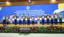 Wakil Menteri Ketenagakerjaan Afriansyah Noor bersama sejumlah pimpinan kementerian dan lembaga menunjukkan dokumen Laporan Hasil Pemeriksaan (LHP) usai acara penyerahan resmi oleh Badan Pemeriksa Keuangan (BPK) di Jakarta, Kamis (16/7/2026). Foto: Ist.