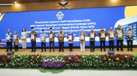 Wakil Menteri Ketenagakerjaan Afriansyah Noor bersama sejumlah pimpinan kementerian dan lembaga menunjukkan dokumen Laporan Hasil Pemeriksaan (LHP) usai acara penyerahan resmi oleh Badan Pemeriksa Keuangan (BPK) di Jakarta, Kamis (16/7/2026). Foto: Ist.