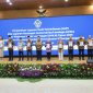Wakil Menteri Ketenagakerjaan Afriansyah Noor bersama sejumlah pimpinan kementerian dan lembaga menunjukkan dokumen Laporan Hasil Pemeriksaan (LHP) usai acara penyerahan resmi oleh Badan Pemeriksa Keuangan (BPK) di Jakarta, Kamis (16/7/2026). Foto: Ist.