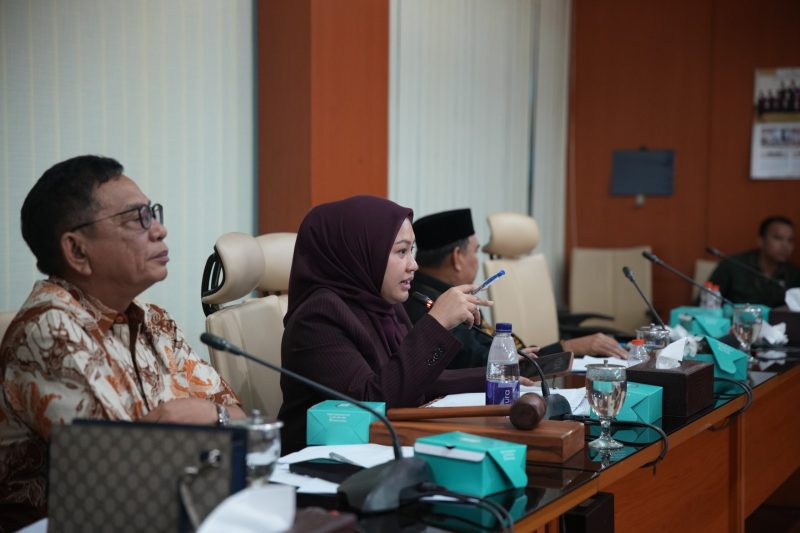 Ketua DPRD Sumut, Erni Ariyanti Sitorus(tengah). Foto: IAS.