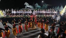 Penampilan tarian tradisional dalam rangkaian puncak Festival Budaya Hari Jadi Purwakarta ke-195 dan Kabupaten ke-58 bertema