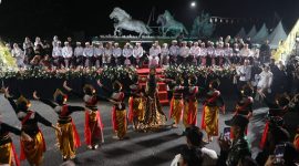 Penampilan tarian tradisional dalam rangkaian puncak Festival Budaya Hari Jadi Purwakarta ke-195 dan Kabupaten ke-58 bertema 